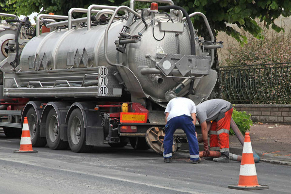 Quel expert propose des interventions rapides en assainissement  